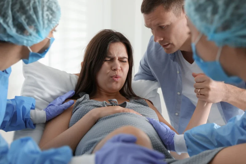 szülés megindulása jelei vajúdás kezdeti tünetek